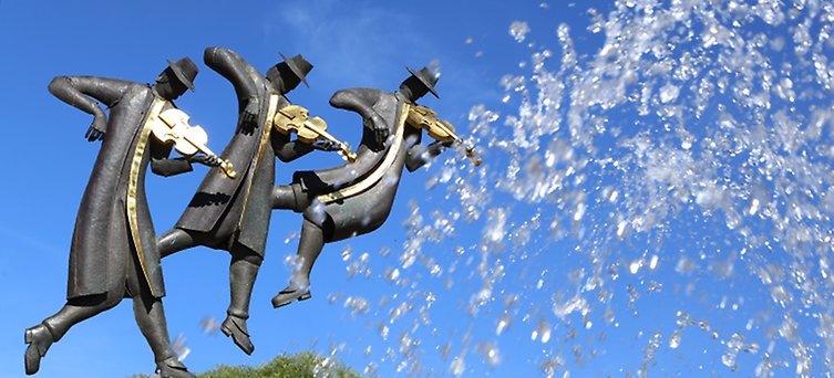 Närbild på skulptur och vatten i fontänen på torget.