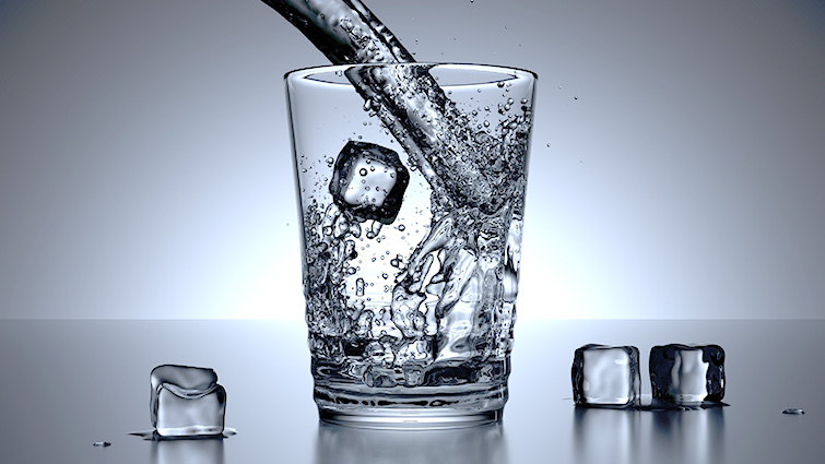 Påfyllning av vattenglas med isbit.