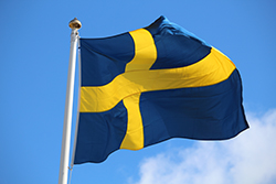 Svenska flaggan vajar i vinden.
