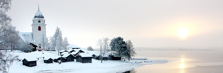 Rättviks kyrka i vinterlandskap
