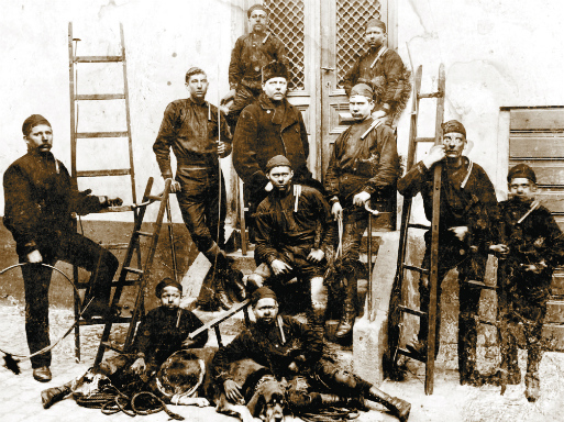 Ett gammalt brunvitt fotografi med många sotare samlade i grupp.