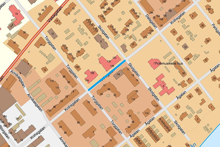 Karta med markering som visar Knihsgatan mellan Skolgatan och Torggatan.
