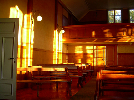 Interiörbild från Ovanmyra kulturhus. Solen flödar in genom fönstren.