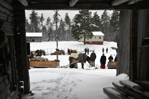 Forkörarna stannar till i Norrboda gammelsta 2012 på Bilden ser vi hästarna med slädar som blir ompysslade.