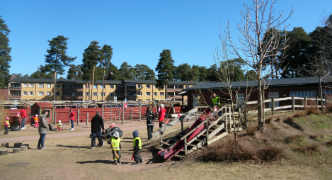 Förskolans gård med liten kulle för kälkåkning.