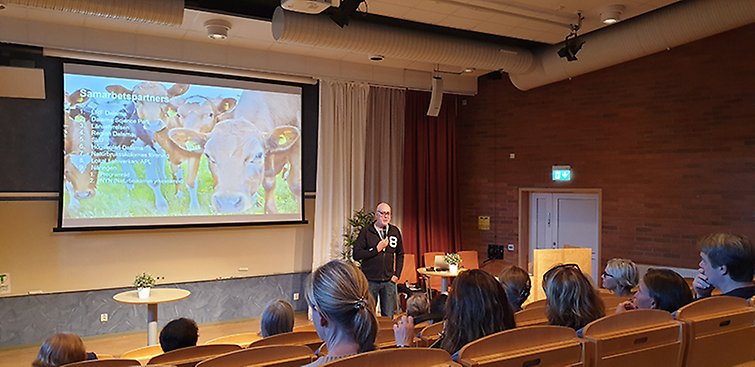 Anders Knapp föreläser i en aula på Stiernhööksgymnasiet i Rättvik. Många människor lyssnar på föredraget.